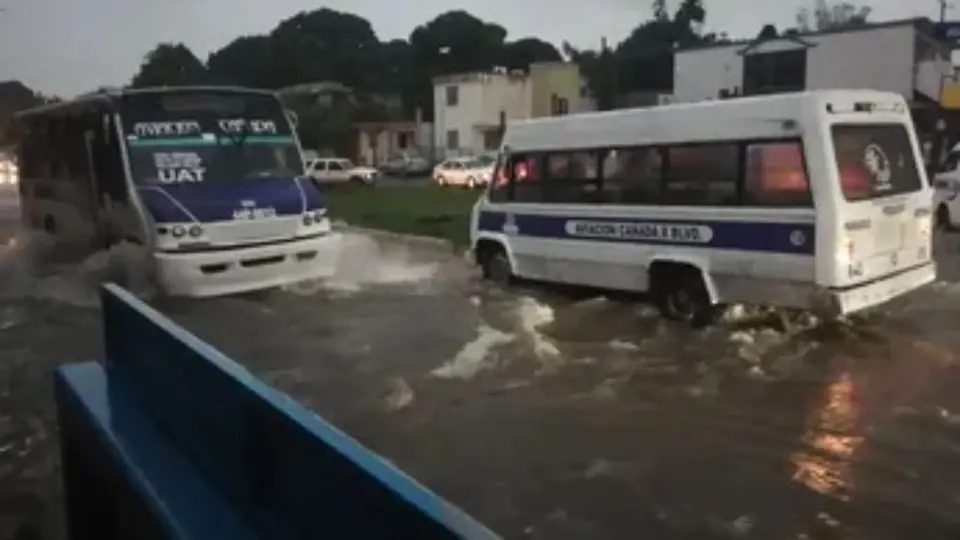 Durante las lluvias, los tiempos de traslado pueden aumentar considerablemente para quienes regresan a casa / Redes Sociales