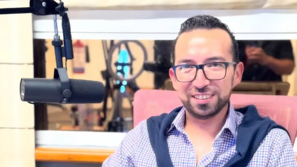 Roberto Morales Barrera, reconocido por su trabajo como conductor y comunicador de Televisa Querétaro. / @bettomb