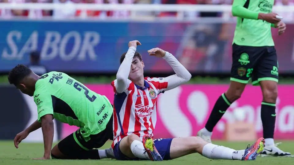 Armando 'Hormiga' González en partido con Chivas en la Liga MX | IMAGO 7