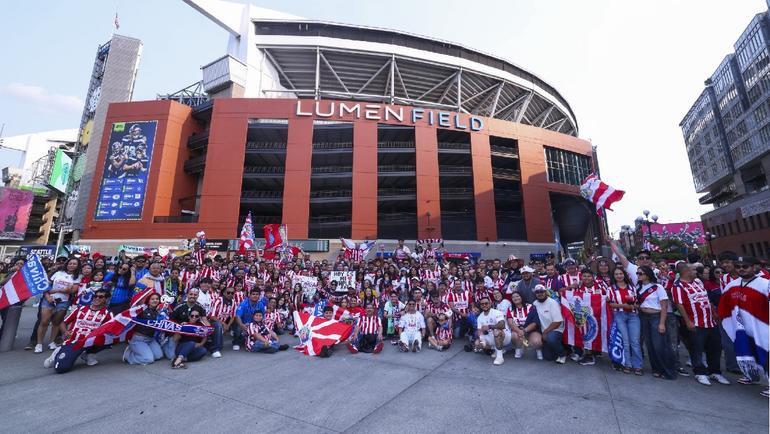Afición de Chivas a las afueras del Lumen Field de Seattle | X @Chivas