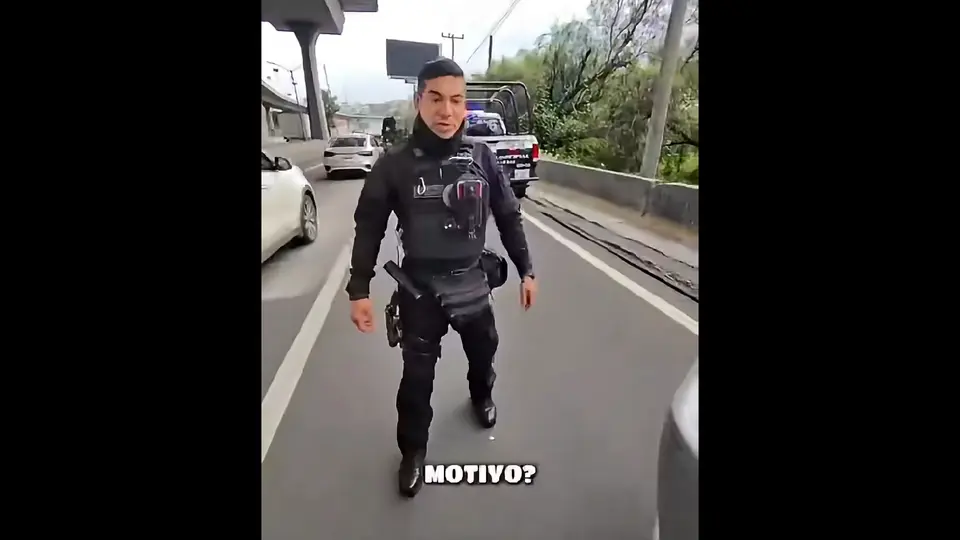 Los policías afirmaron que no eran de tránsito pero aún así podían detener al automovilista para una inspección de rutina / Especial