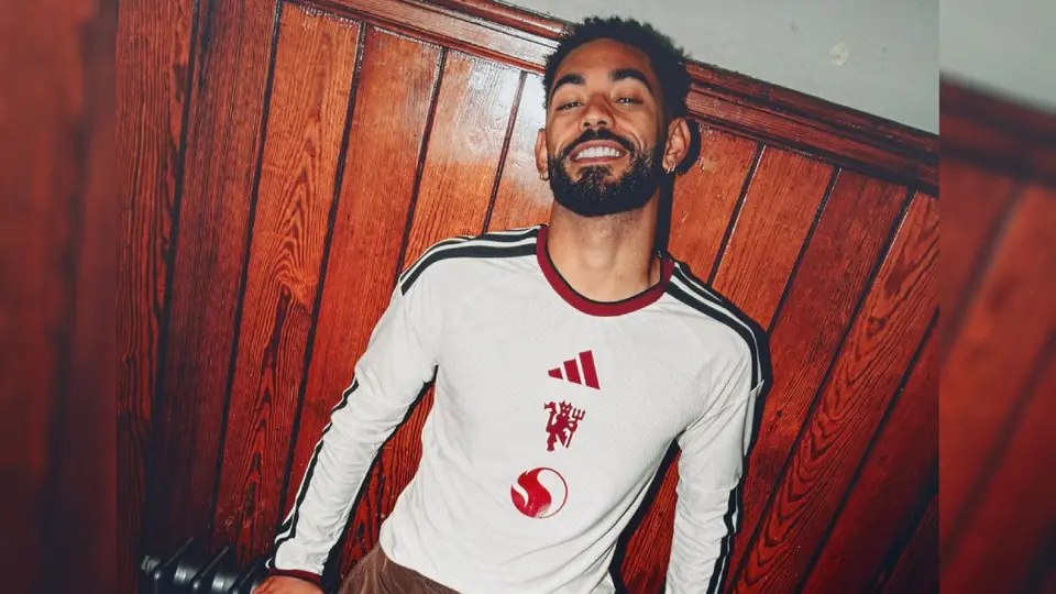 Matheus Cunha con la nueva equipación de Manchester United para la Temporada 2026-27 | X: @ThereseUTD