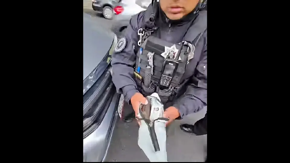 Los elementos de seguridad revisaron tanto a los conductores como a la camioneta / Especial