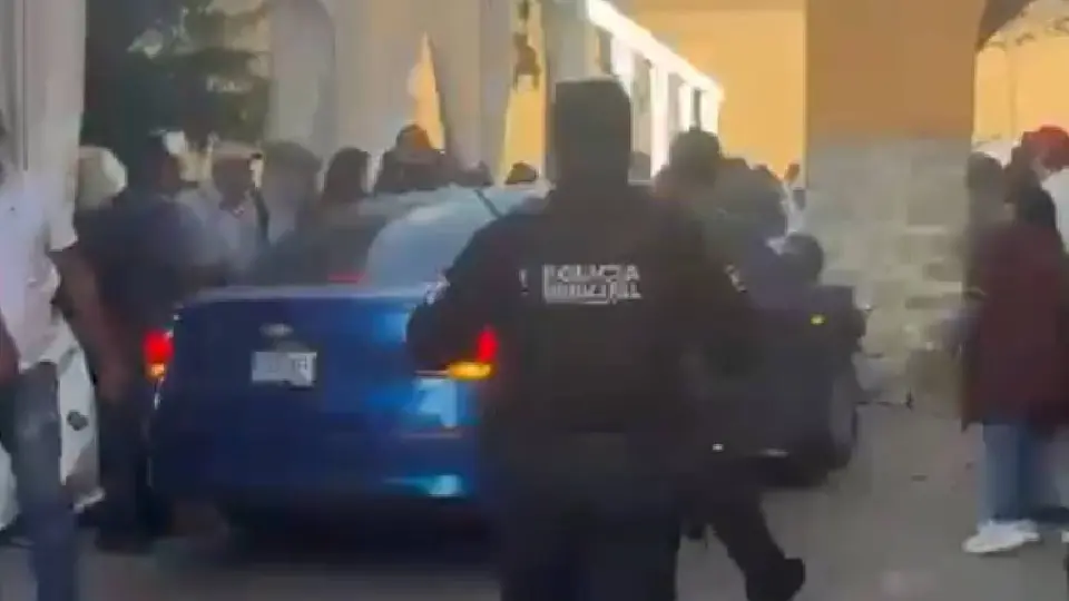 Un Chevrolet Cavalier azul ingresó al Andador Benito Juárez y arrolló a múltiples personas / Captura de Pantalla
