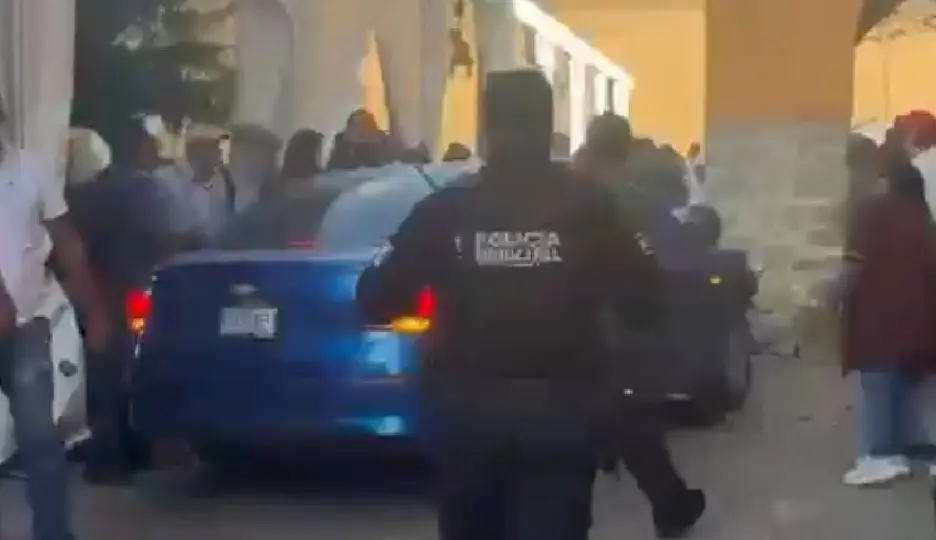 Un Chevrolet Cavalier azul ingresó al Andador Benito Juárez y arrolló a múltiples personas / Captura de Pantalla
