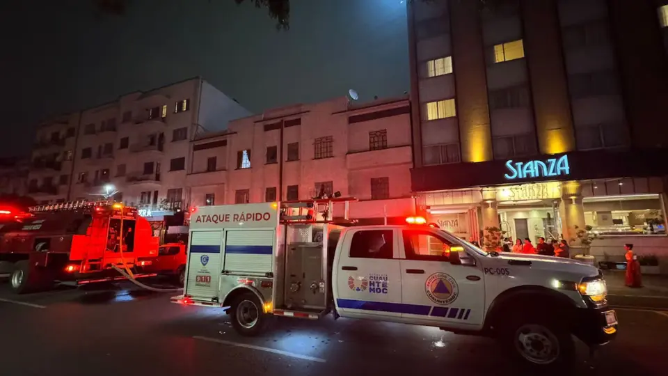La acumulación de gas provocó una explosión mientras los cuerpos de emergencia atendían un incendio / X: @AlessandraRdlv