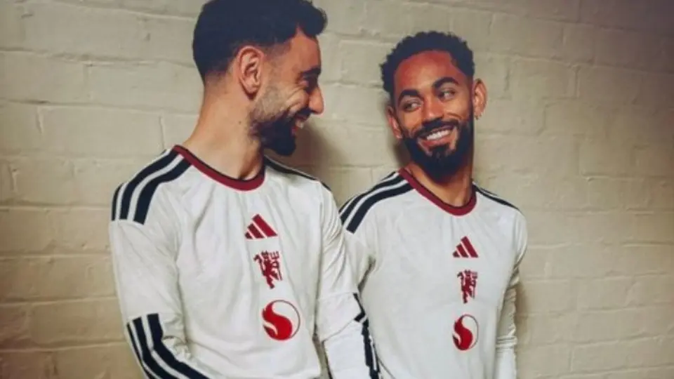 Bruno Fernández y Matheus Cunha con la nueva equipación de Manchester United para la Temporada 2026-27 | X: @ThereseUTD