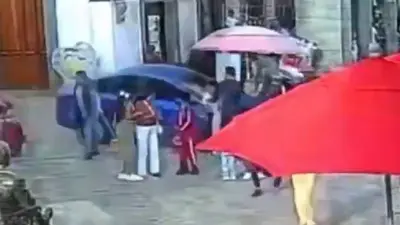 VIDEO: Auto se va contra asistentes en plena Feria de la Manzana en Zacatlán