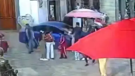 VIDEO: Auto se va contra asistentes en plena Feria de la Manzana en Zacatlán