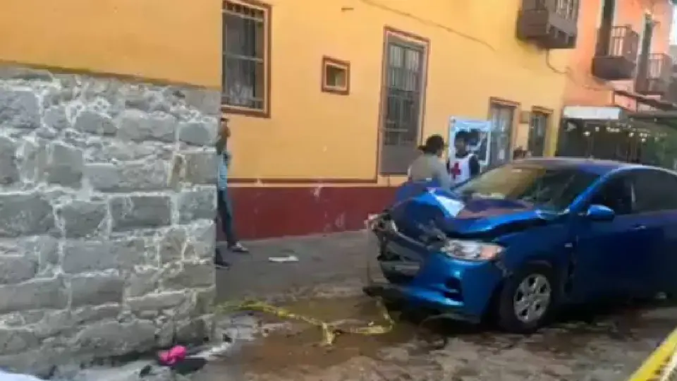 Auto impacta a personas en Feria de Zacatlán de las Manzanas / RRSS