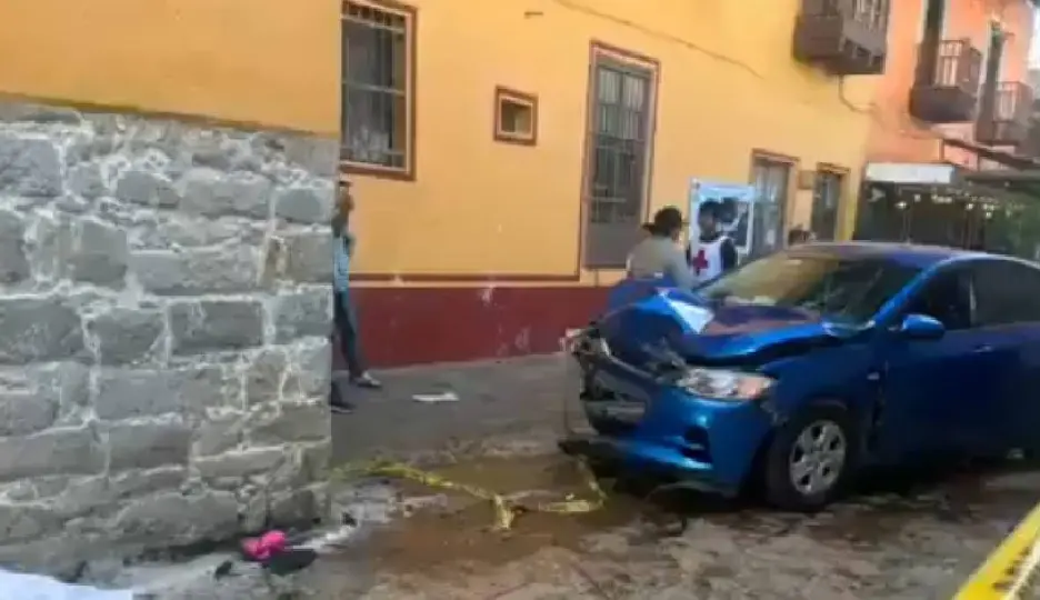 Auto impacta a personas en Feria de Zacatlán de las Manzanas / RRSS