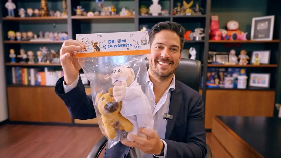 Dr. Simi adopta mascota con nuevos simipeluches.- Víctor González Herrera