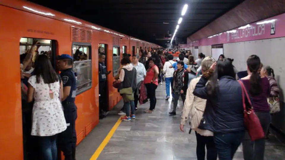 Las aglomeraciones complican los traslados de estudiantes que utilizan el Metro para llegar a clases / Pixabay