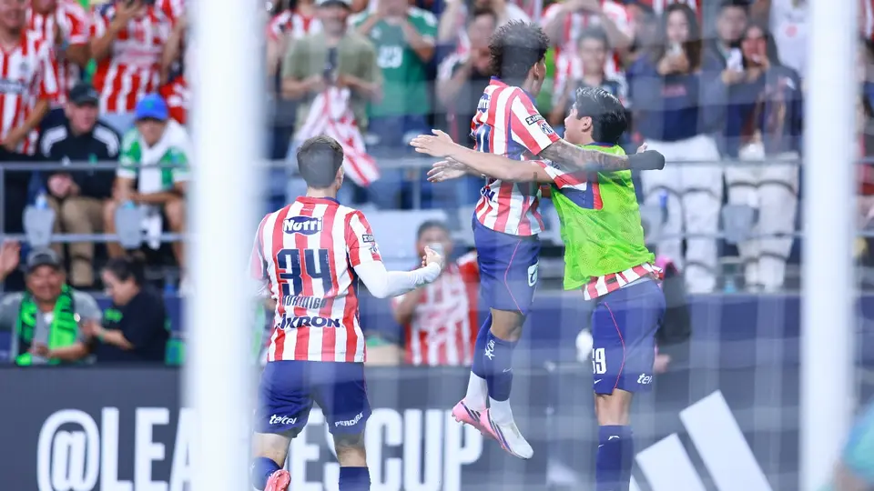 Jugadores de Chivas celebrando la remontada ante Seattle | MEXSPORT