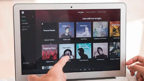 Spotify va contra artistas creados con IA: así funcionará su nueva etiqueta “Persona IA”