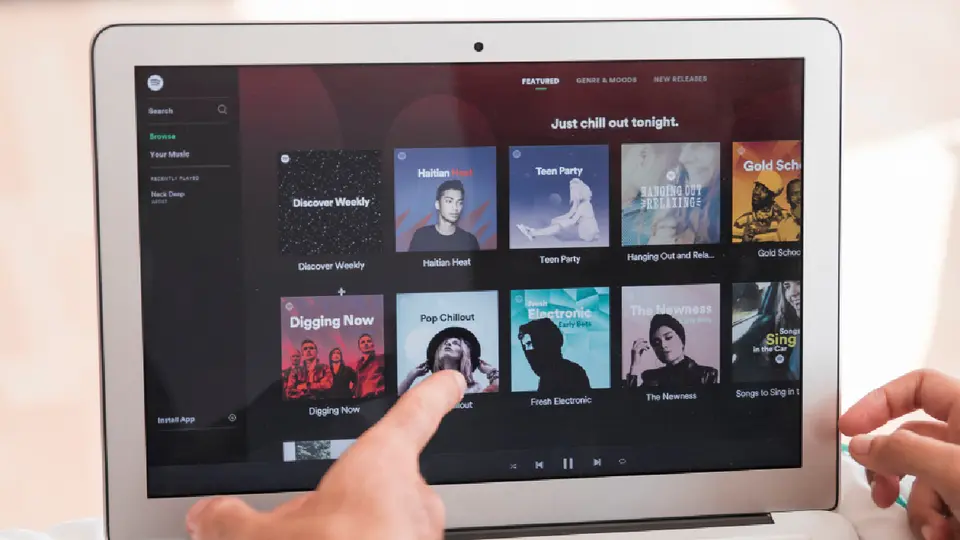 Spotify va contra artistas creados con IA: así funcionará su nueva etiqueta “Persona IA”