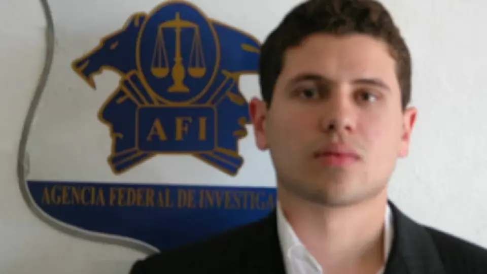 En la manta aparecen el nombre de Iván Archivaldo Guzmán y la referencia a “La Chapiza”; las autoridades no han confirmado su autoría./ X