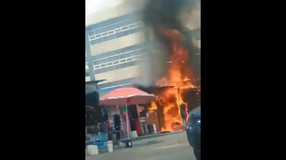 Un fuga de gas LP provocó una explosión y posterior incendio en un puesto semifijo de comida / Especial