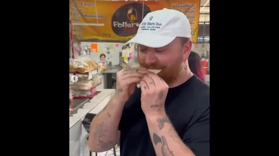 Sam Smith comiendo tacos en un mercado en México. / @samserved