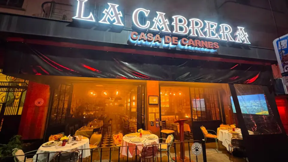 El restaurante "La Cabrera" antes de la explosión / X: @AlessandraRdlv