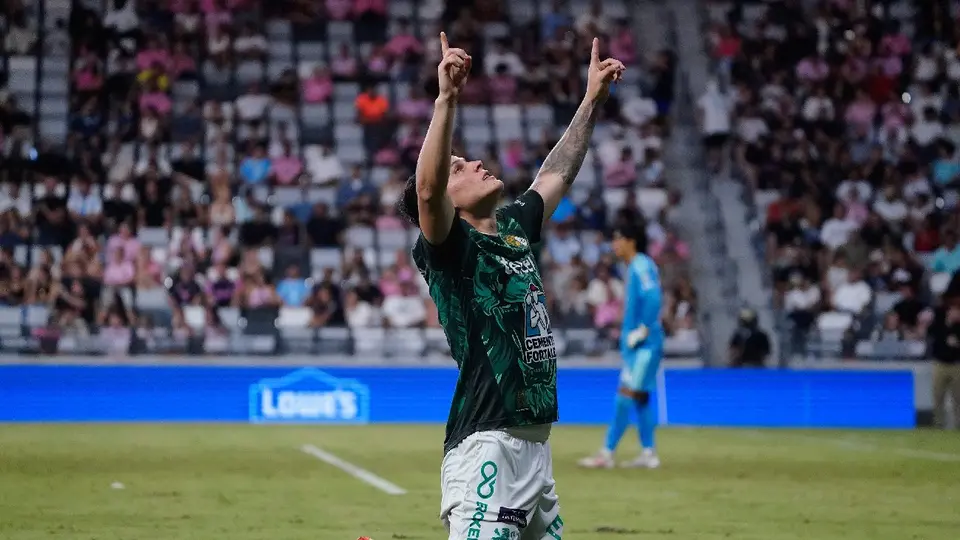 Daniel Arcila con Léon | IMAGO7
