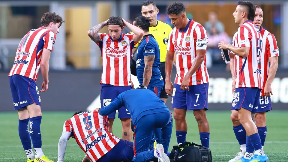 Bryan González siendo atendido en el partido entre Chivas y Seattle | MEXSPORT