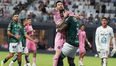 Emotivo momento entre Messi y jugador de León
