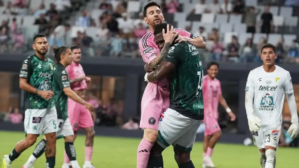 ¡Es más que futbol! Defensor de León le da un abrazo a Lionel Messi en pleno partido