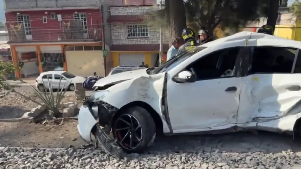 Los servicios de emergencia trabajaron para remover la unidad / Especial