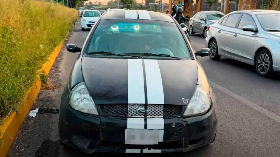 Se queda dormido en plena Avenida Central y provoca caos vial en Edomex