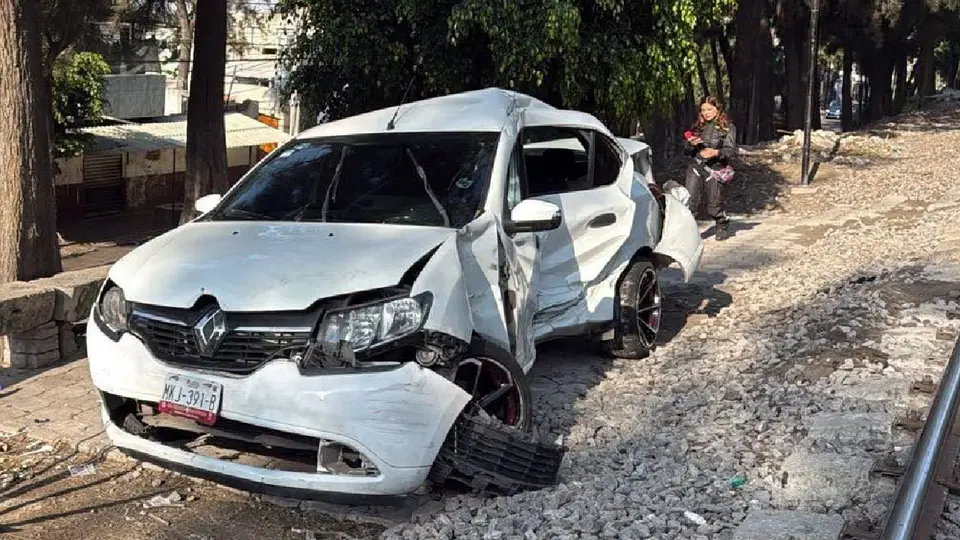 Cuando pasó la maquinaria, arrasó al auto causándole daños severos / Especial