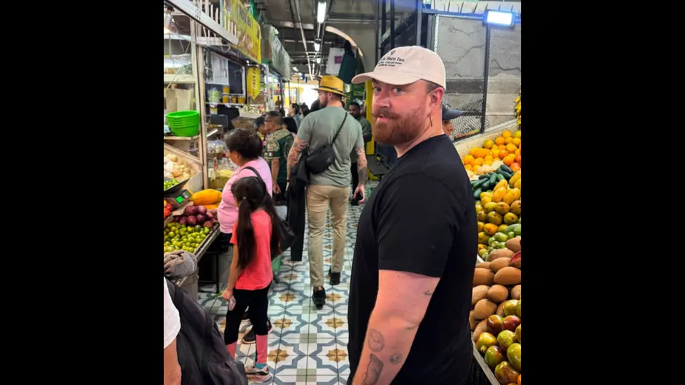 Sam Smith posa en un mercado de Guadalajara, Jalisco. / @samserved