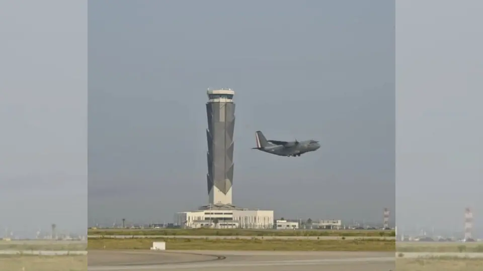 La aeronave C-130 Hércules utilizada para trasladar a los connacionales arribó durante la madrugada de este jueves / Especial