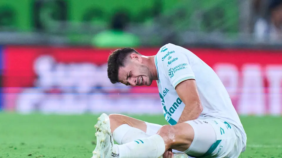 Lucas Di Yorio, lesionado en un partido de Santos Laguna | MEXSPORT
