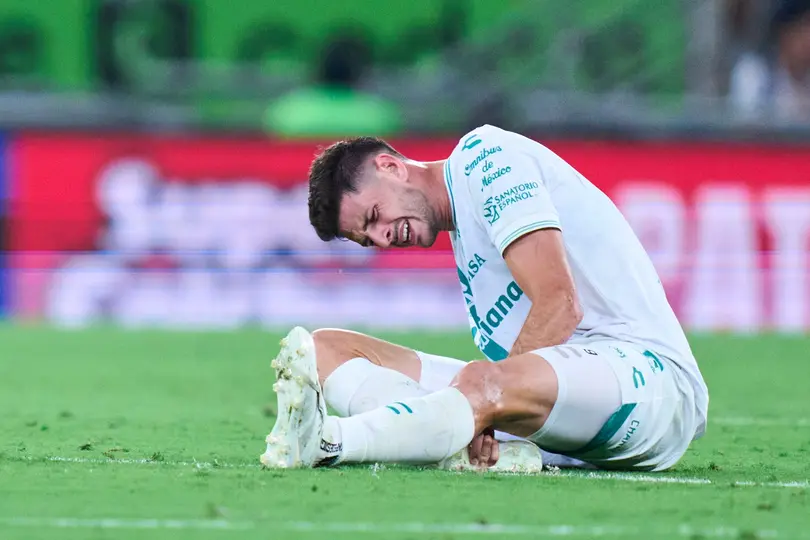 Lucas Di Yorio, lesionado en un partido de Santos Laguna | MEXSPORT