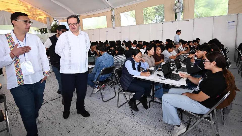 El rector Leonardo Lomelí asegura que están evaluando regresar al examen presencial / X: @UNAM_MX