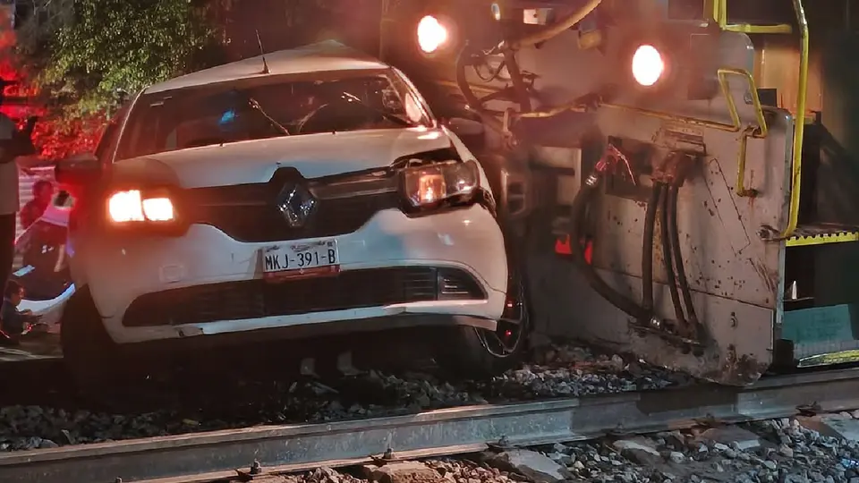 Por la noche del miércoles, un hombre abandonó su vehículo en las vías del tren / Especial