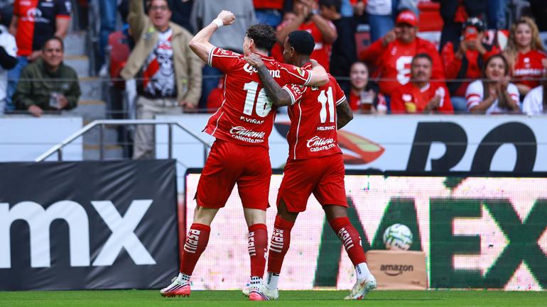 Federico Viñas festeja con Helinho el tercer gol al Atlas | MexSport