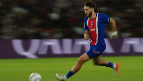 Kvaratskhelia acerca de ser dirigido por Luis Enrique: "Si cometes un solo error, terminas en el banquillo"