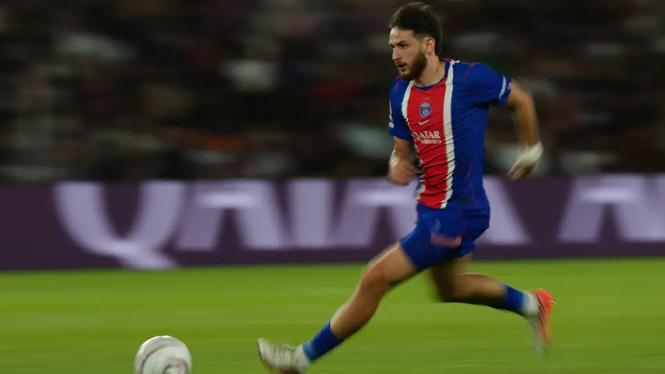Kvaratskhelia acerca de ser dirigido por Luis Enrique: "Si cometes un solo error, terminas en el banquillo"