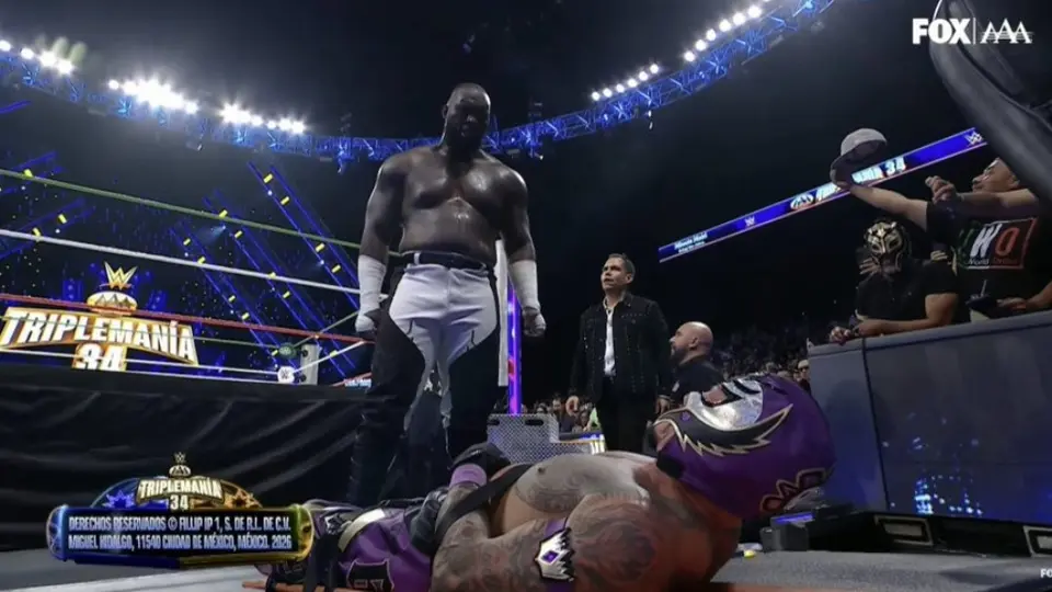 Rey Mysterio siendo apalizado por Omos en TripleMania 34 | Captura de Pantalla