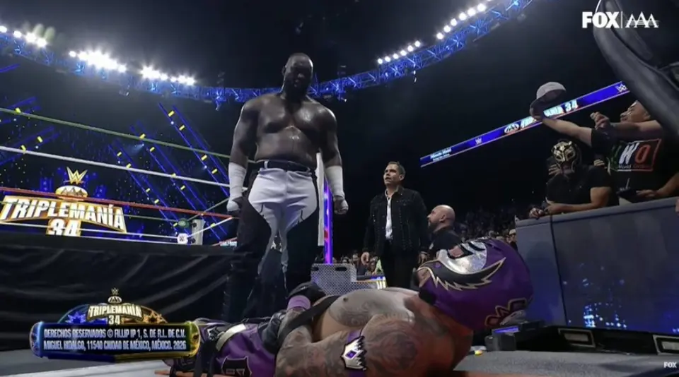 Rey Mysterio siendo apalizado por Omos en TripleMania 34 | Captura de Pantalla