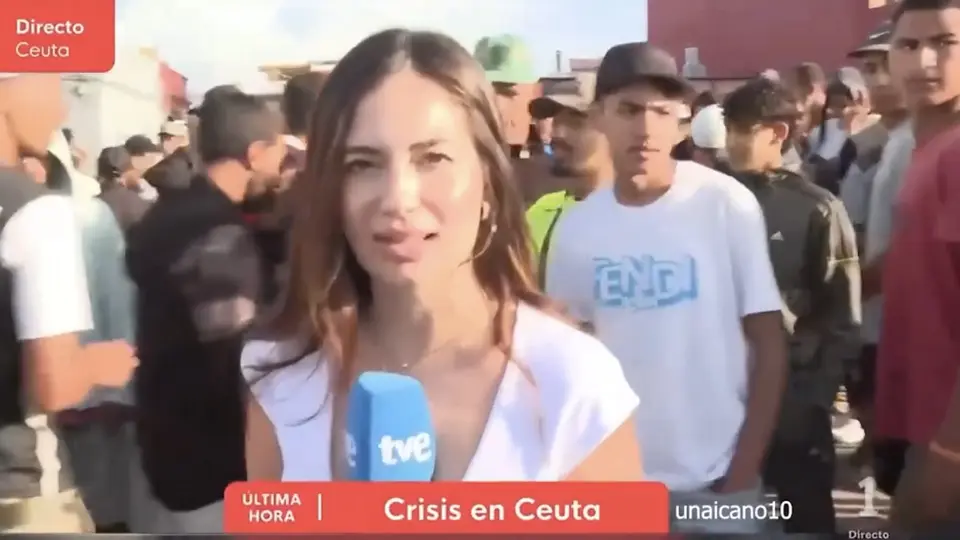 La periodista continúa hablando mientras se desarrolla el momento captado./Captura de pantalla