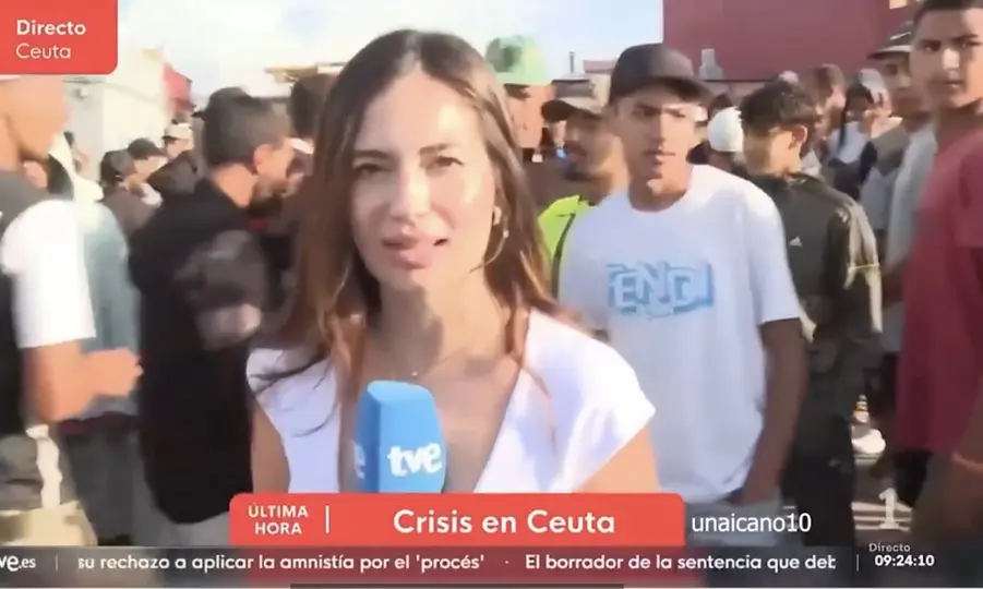 La periodista continúa hablando mientras se desarrolla el momento captado./Captura de pantalla