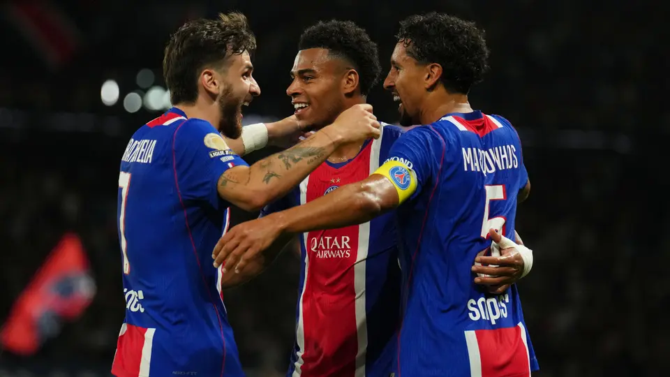 Kvicha Kvaratskhelia festeja con sus compañeros Marquinhos y Doué | AP