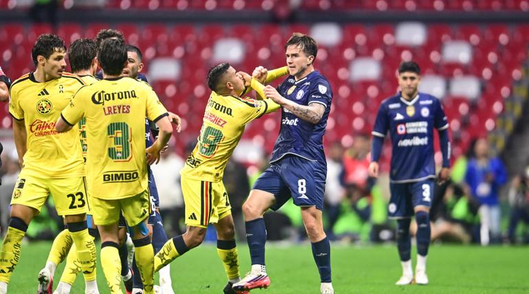 Pelea entre jugadores de Cruz Azul y América | MEXSPORT