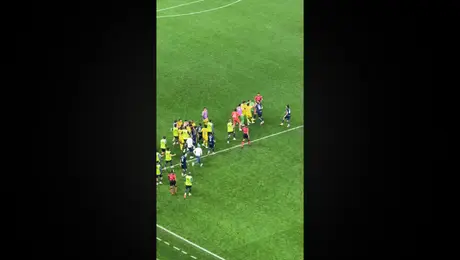 ¡Calientito! Así fue la pelea en el Clásico Joven entre Cruz Azul y América