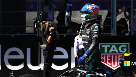 Trofeo del GP de España se rompe durante festejo de Mercedes