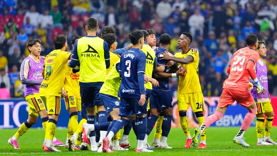 Pelea en el Clásico Joven | IMAGO7
