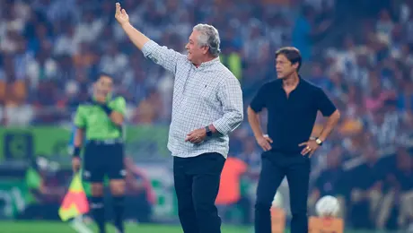 Aficionados de Rayados abuchearon con todo a Vucetich en el Clásico Regio